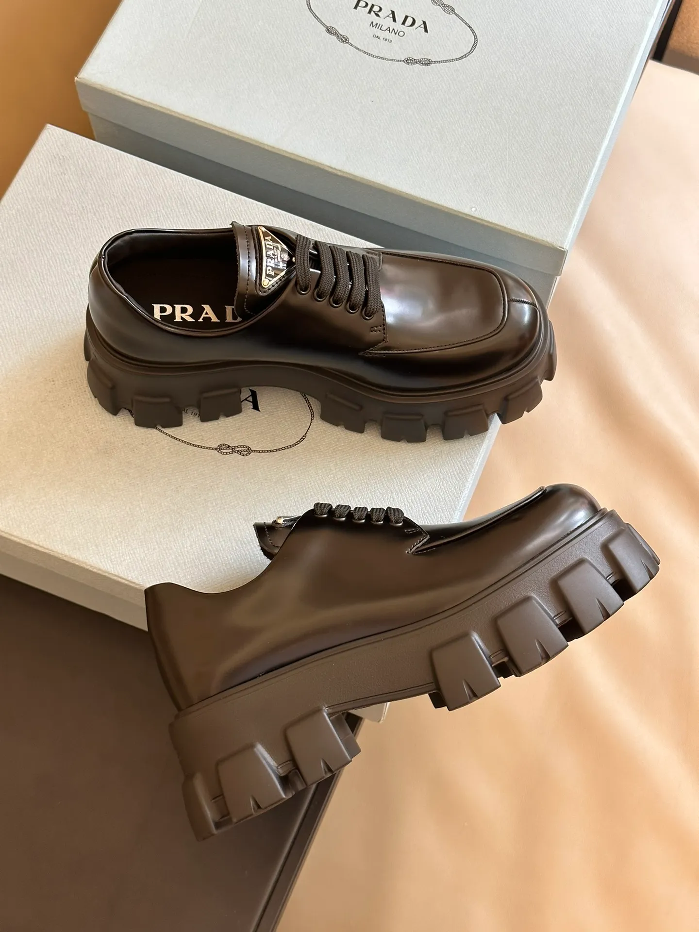 👟👟Ex-factory price 480👟👟 prada fw23 new arrival～ pjia’s new 2023 autumn and winter thick-soled shoes🆕 Classic lace-up thick soles decorated with triangle logo, more recognizable, very attractive and easy to wear! The upper is made of open-edge beaded cowhide, and the sole is made of lightweight high-density foam material! Top quality 35-41